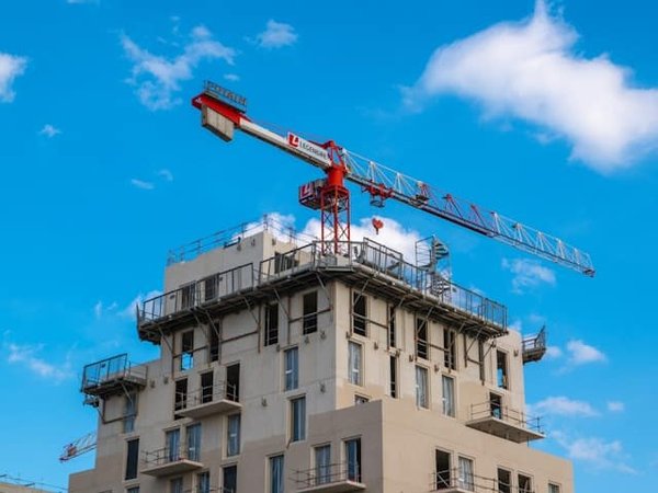 Welche Infrastrukturmaßnahmen steigern den Wert von Immobilien in abgelegenen Gebieten?